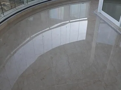 Polimento em piso de mármore